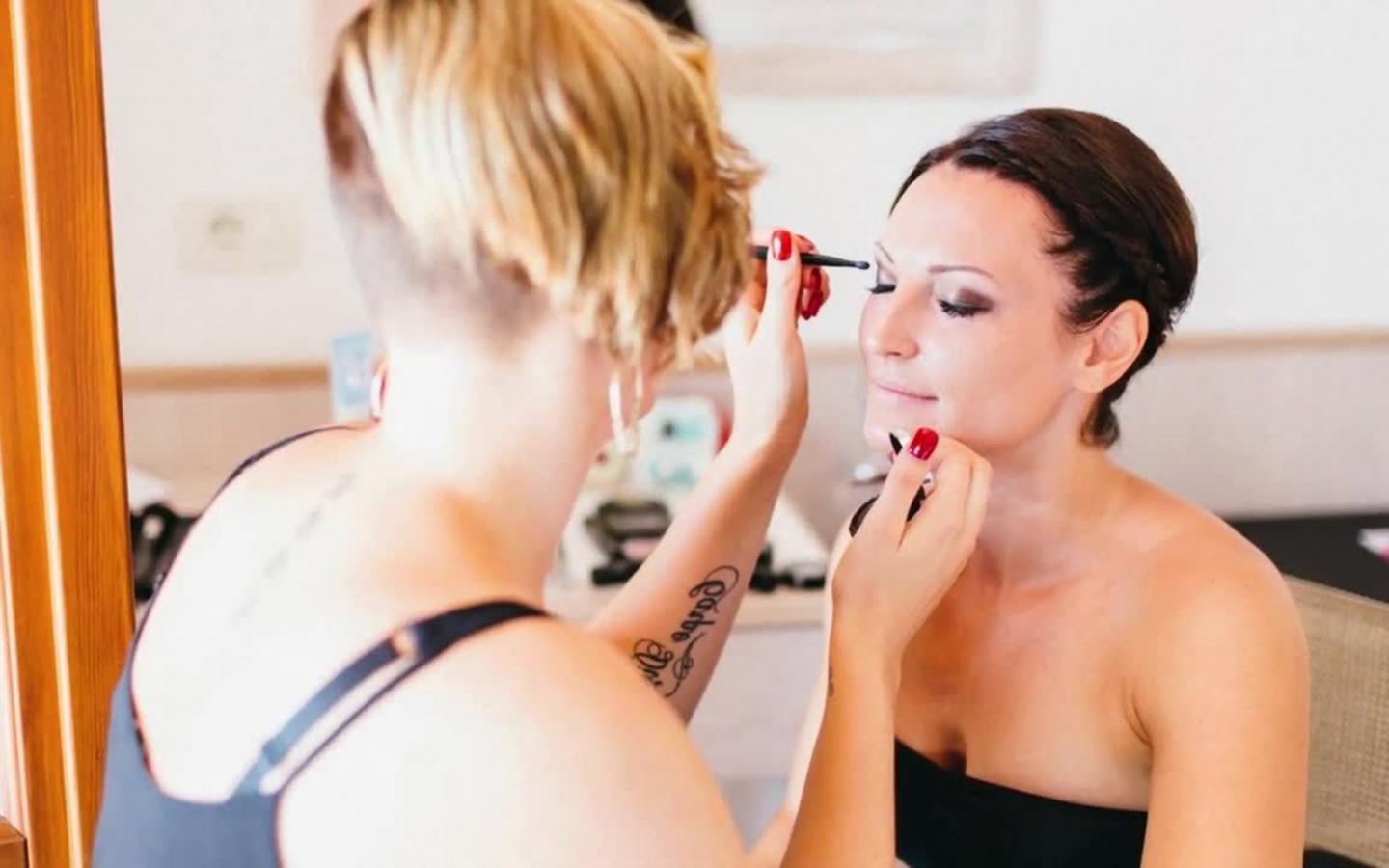 Séance makeup en cours avec équipe professionnelle